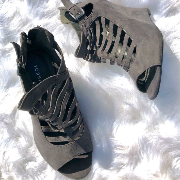 Torrid grey strap wedge heels - Picture 3 of 3